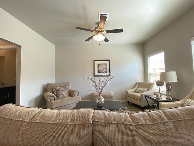 Building Photo - Location, Size, & Convenience!!