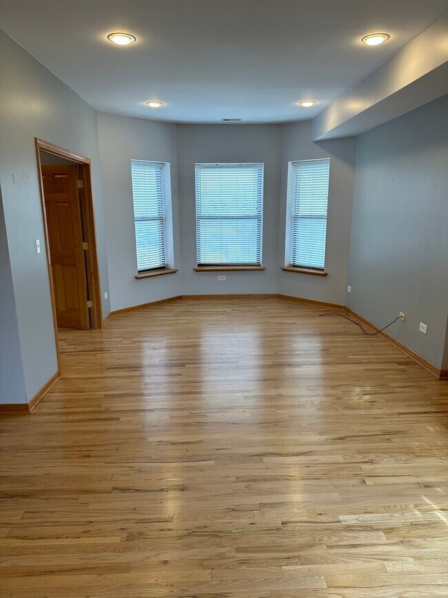 Building Photo - 6236 S Dorchester Ave
