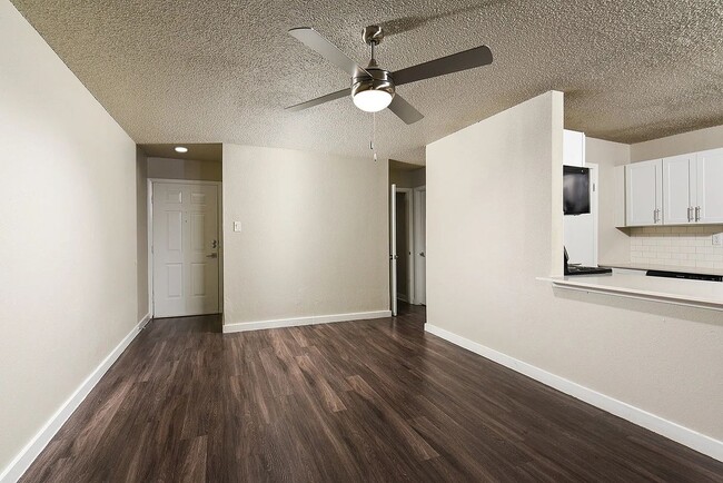 Building Photo - 2121 Dickson Dr