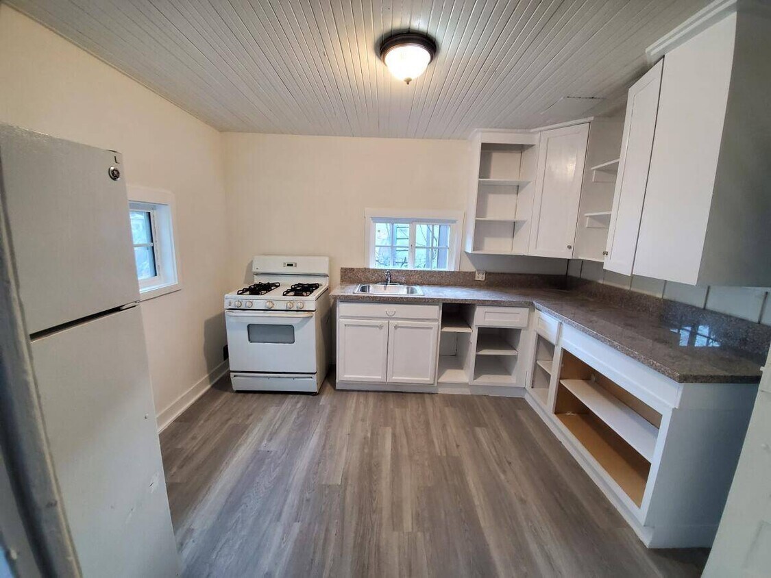 Foto del edificio - 104 E Summer St