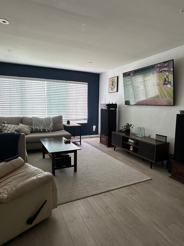 Foto principal - 333 Newport Ave
