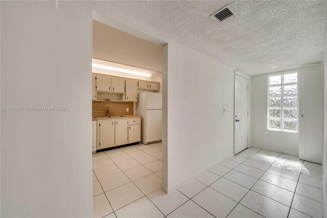Foto del edificio - 432  Lakeview Dr  202 Weston Fl 33326