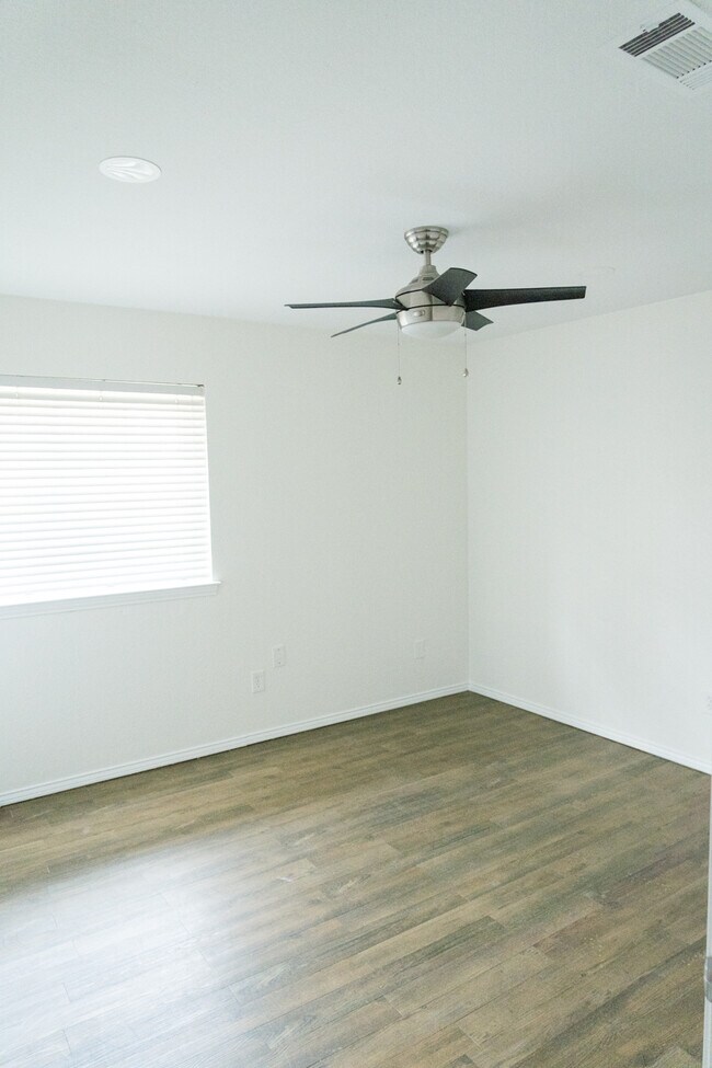 Foto del edificio - 2861 Panhandle Dr