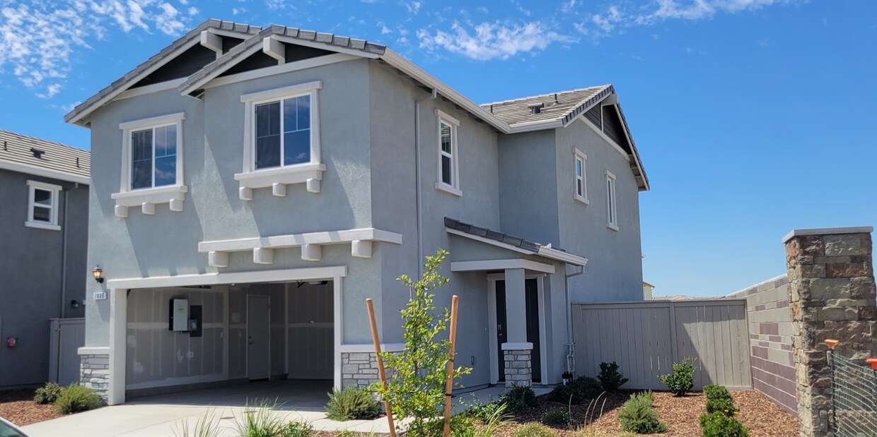 BRAND NEW (Solar) 4/2.5 Roseville! Please... - BRAND NEW (Solar) 4/2.5 Roseville!  Please...