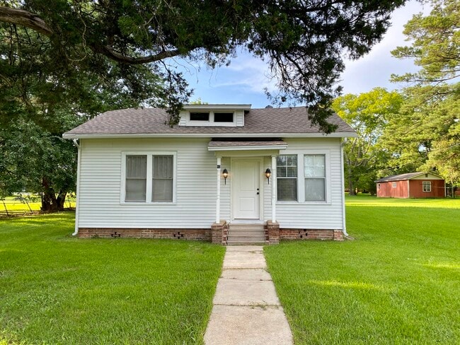 Cozy 3 bedrooms & 1 1/2 bath House - 42 Washington Street