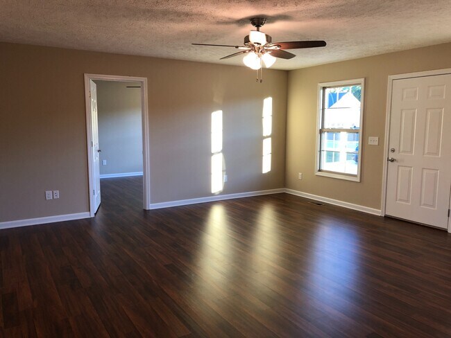 Building Photo - BEAUTIFUL HOME in Manchester Subdivision!