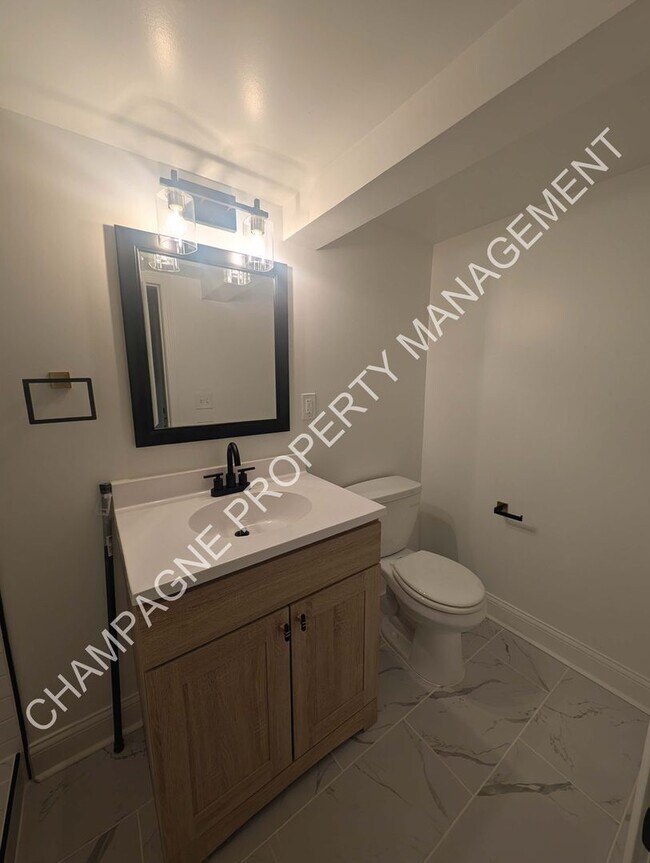 Building Photo - 4 Bedroom, 4 Bathroom Updated Home in Kansas City