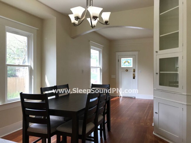 Building Photo - Lovely Two Bedroom Duplex with Office