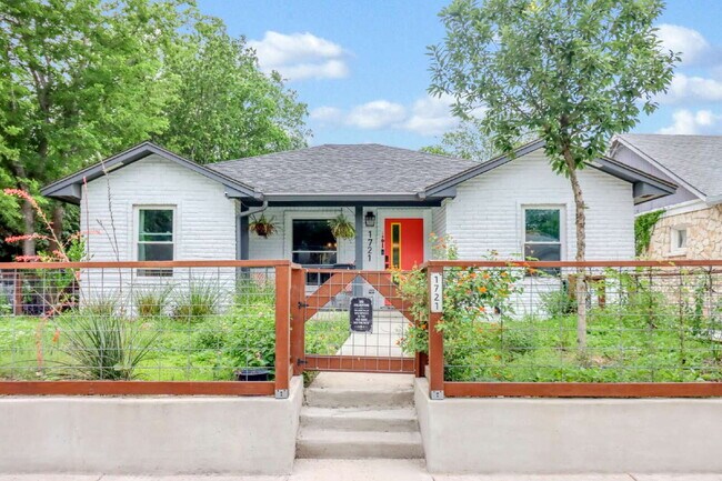 Building Photo - "Charming 3-Bed, 2-Bath Oasis on West Mistletoe Avenue – Spacious 1140 Sq Ft in San Antonio!"