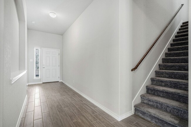 Building Photo - Charming Home Awaits: Spacious & Modern Li...
