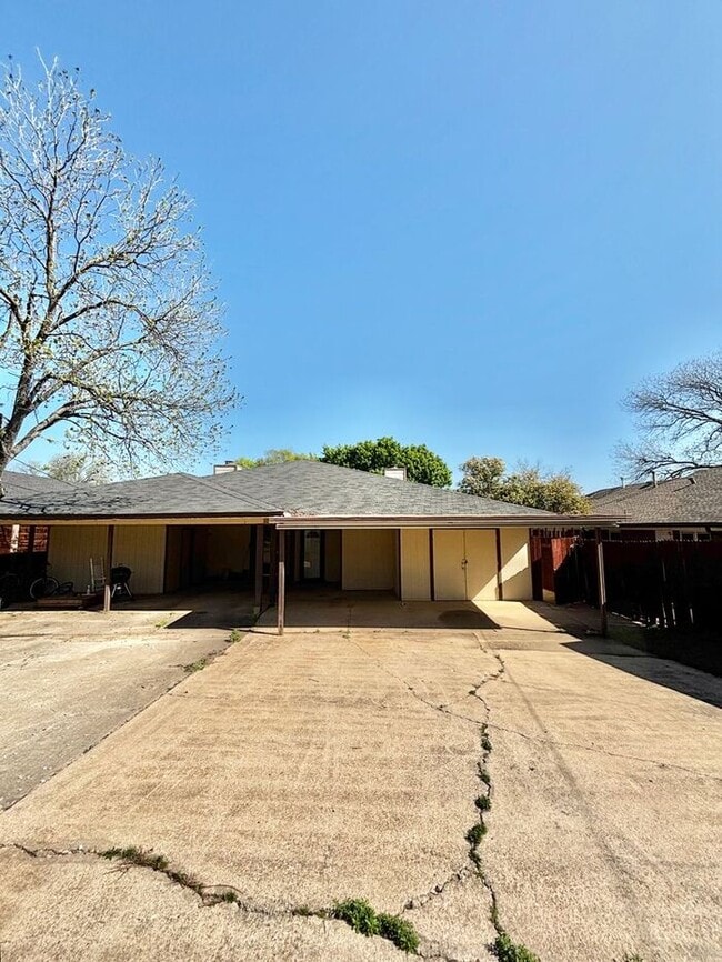 Building Photo - 2123 Mistletoe Ave