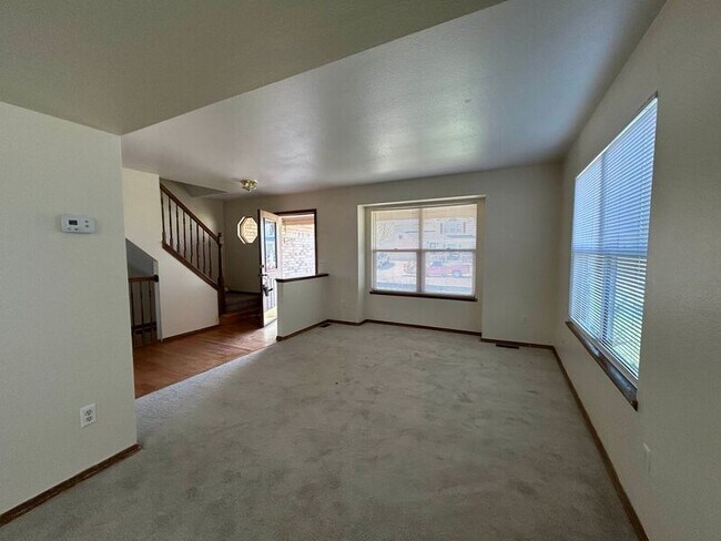 Building Photo - 1302 S Canoe Creek Drive