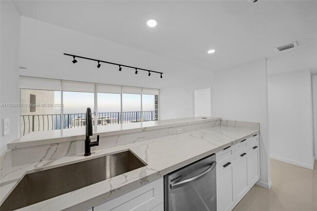 Building Photo - 7601 E Treasure Dr
