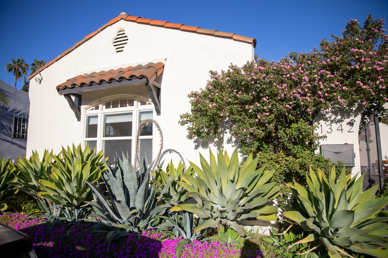 Spanish-style duplex casita - 1342 N Harvard Blvd