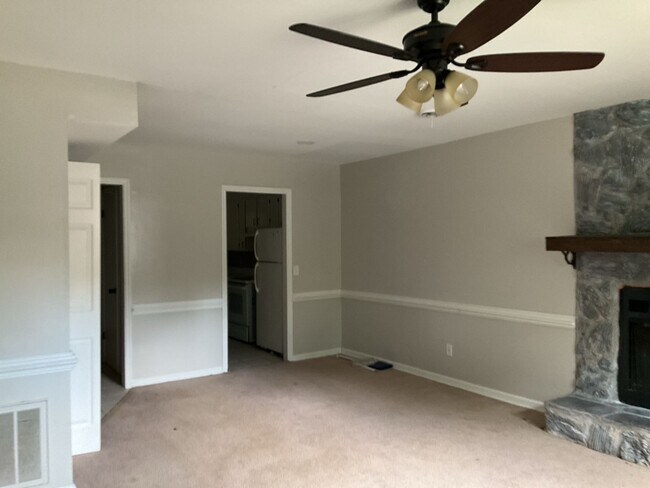 Building Photo - 216 Burlie Ct