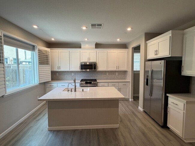 Building Photo - 700 Apricot Cir