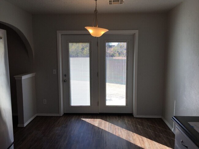 Foto del edificio - 3 bedrooms and 2 bath in Yukon