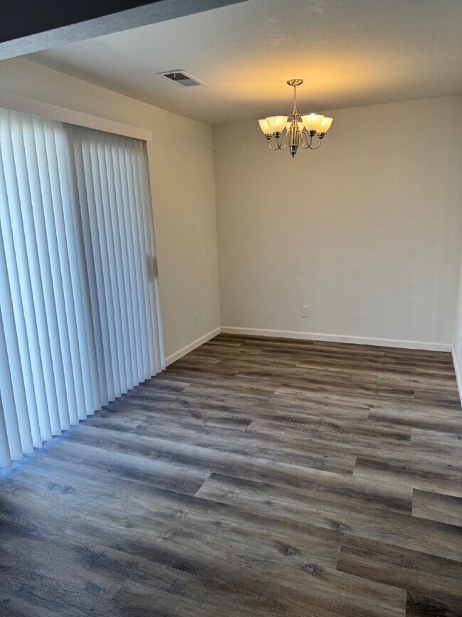 Foto del edificio - Welcome to this beautifully renovated 2-bedroom, 1.5-bathroom condo located in the highly desirab...