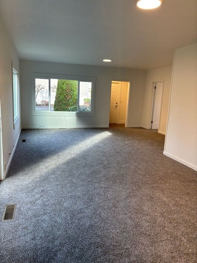 Building Photo - $500 off the First Month's rent! Fully rem...