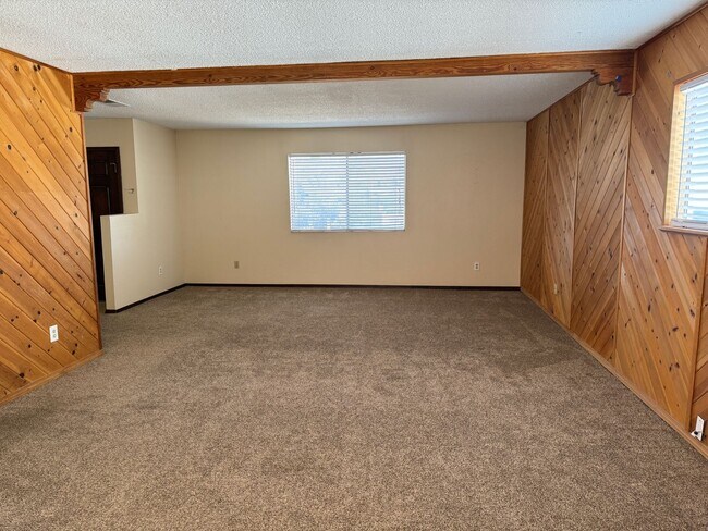 Building Photo - 3 Bedroom, 2 Bathroom Home Near Chelwood P...