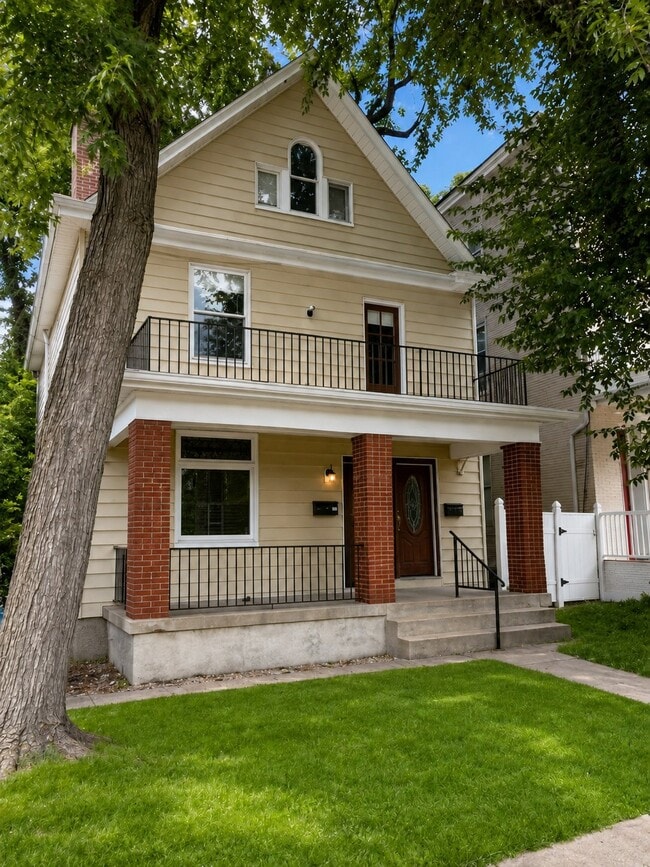 Building Photo - 206 Oak St