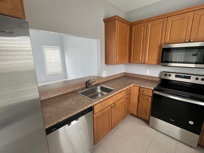 Foto del edificio - ** 2/2 UNFURNISHED REMODELED TOWNHOME READ...