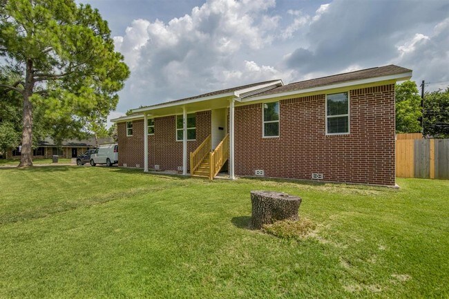 Building Photo - 5915 Ludington Dr