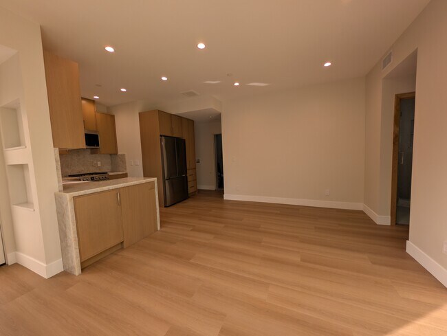 Foto del edificio - 6330 Mary Ellen Ave