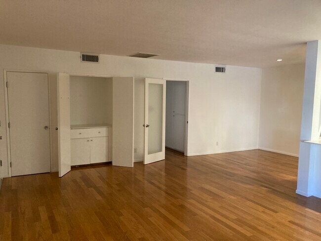 Building Photo - 1346 N Laurel Ave