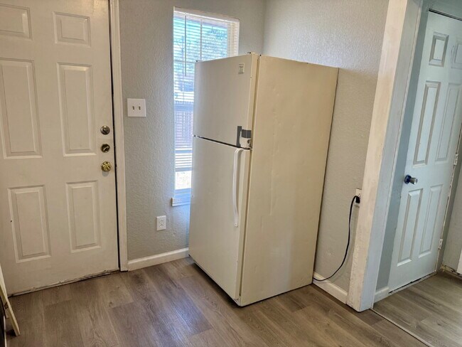 Foto del edificio - Move In Special: Half off the first month's rent with a 14-month lease.  Updated Rear Unit