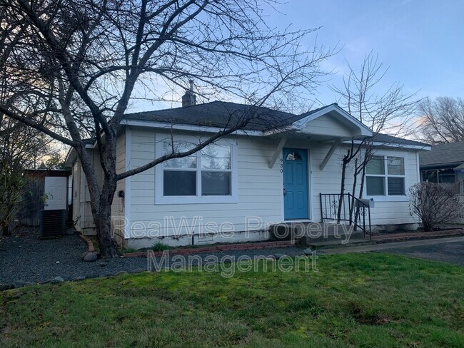 Building Photo - 930 SW Oak St