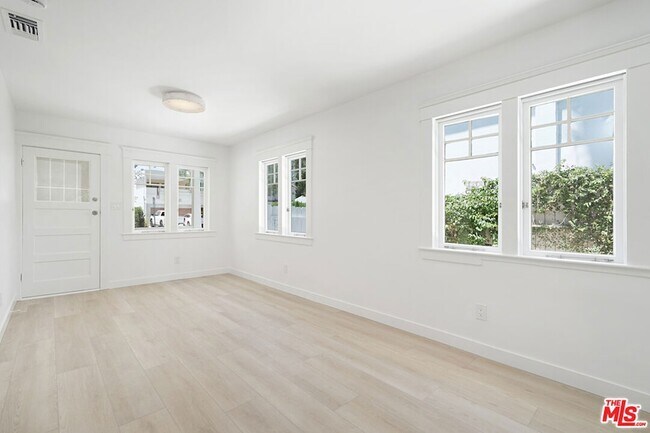 Foto del edificio - 4622 Norwich Ave