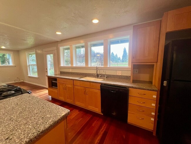 Building Photo - PENDING APPLICATION; Private Westside 3 BD+Den