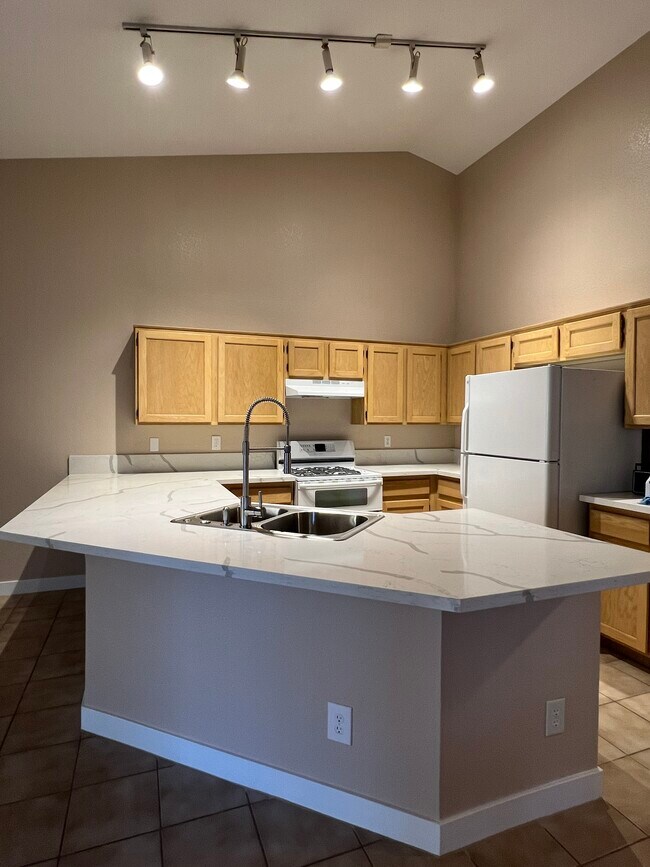 Kitchen - 838 Centaur Ave