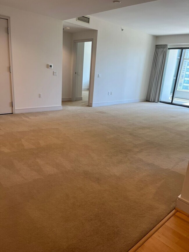 Building Photo - Experience upscale living in Downtown San Diego with great views. This is a must see!