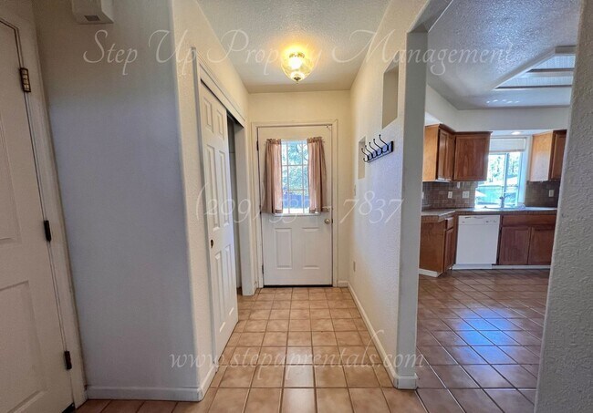 Foto del edificio - 3 Bedroom 1.5 Bath Townhome near Racetrack Neighborhood!