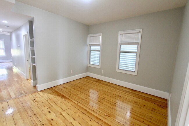 Building Photo - 464 Saratoga St