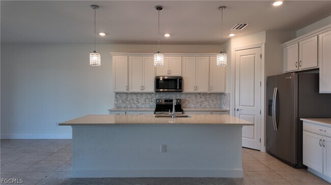 Foto del edificio - 3700 Passion Vine Dr