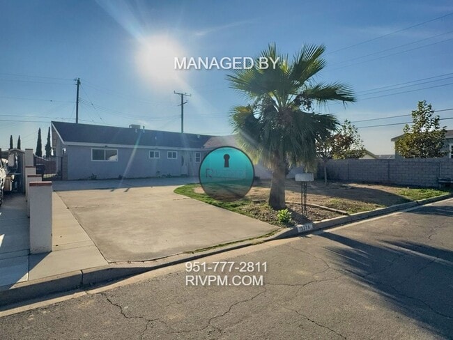 Building Photo - Great commuter location!