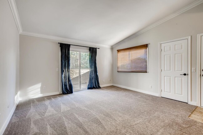 Building Photo - Spacious 2BR/2BA Top-Floor Condo in Gated ...