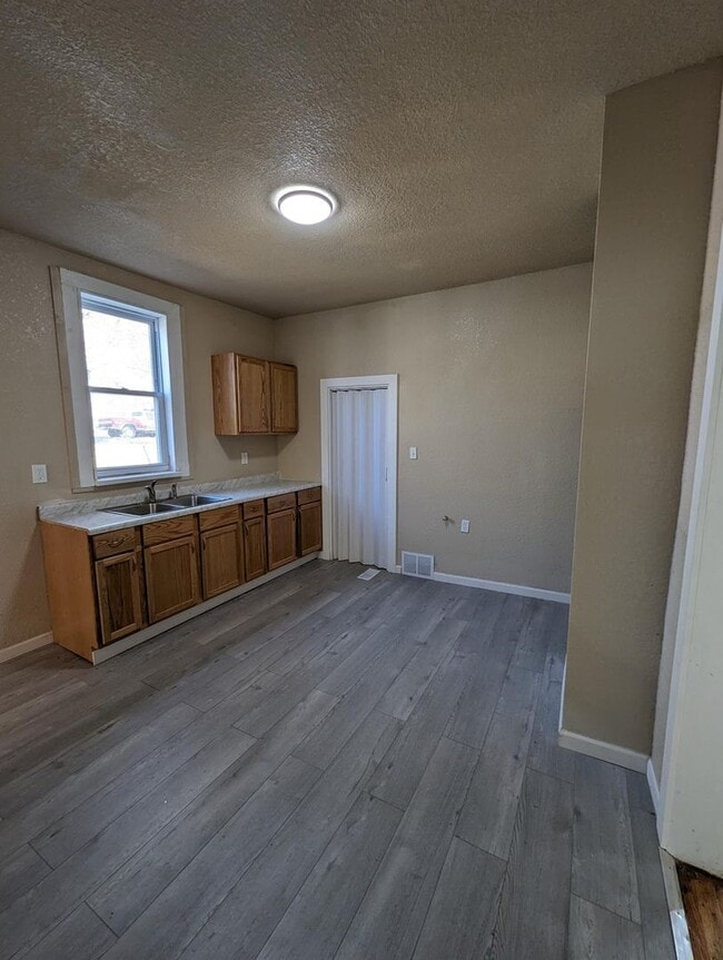 Foto del edificio - 2 Bedroom House Available (Price Reduced)