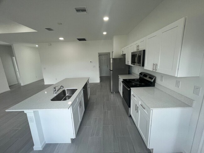 Foto del edificio - BRAND NEW CONSTRUCTION! GORGEOUS 4 BD/ 2BA HOME IN LEHIGH ACRES