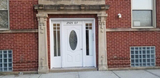 Building Photo - 2507 W 58th St