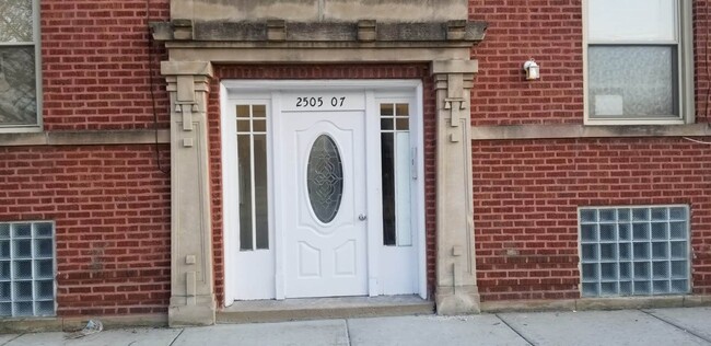 Building Photo - 2507 W 58th St