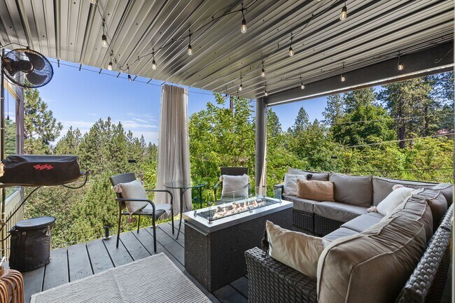 Building Photo - Beautifully Remodeled Execute View Home