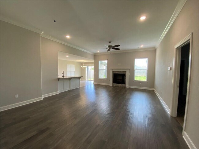 Building Photo - 3804 SW Mistletoe Ave