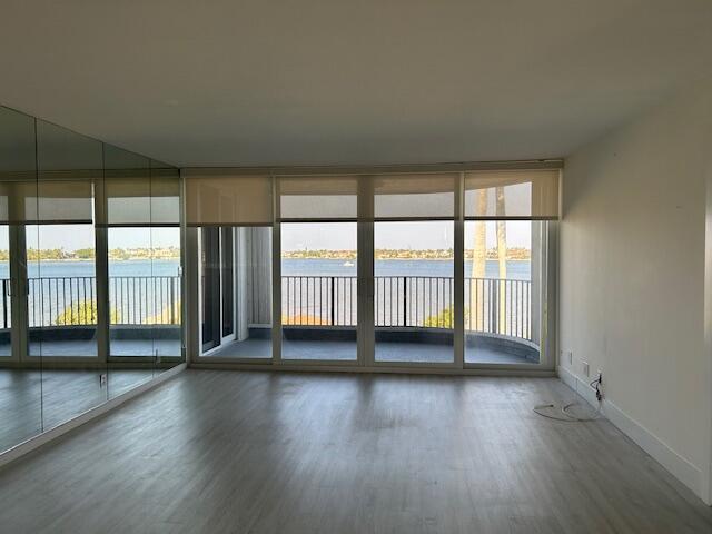 Foto del edificio - 8200 Lakeshore Dr