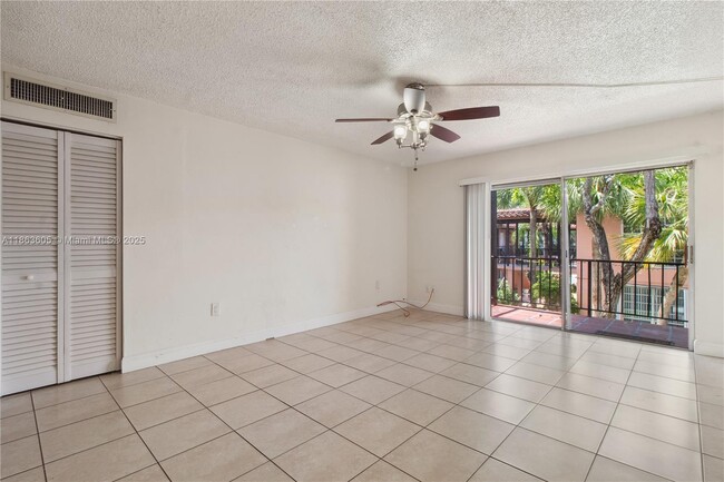 Foto del edificio - 10834 N Kendall Dr