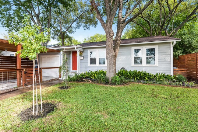 Building Photo - Available - Charming 3 bed / 2 bath home l...