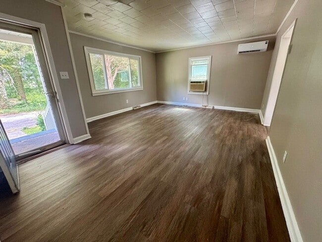 Building Photo - Adorable 3 Bedroom 1 Bathroom Home in Gree...